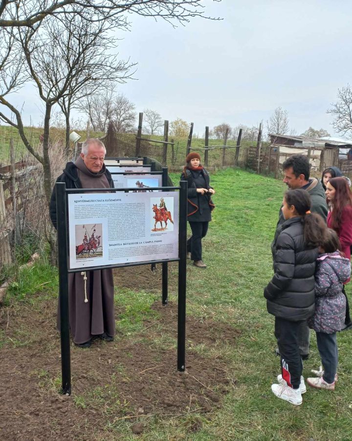 Kinizsi Emlékkert - Csaba testvér a tábláknál